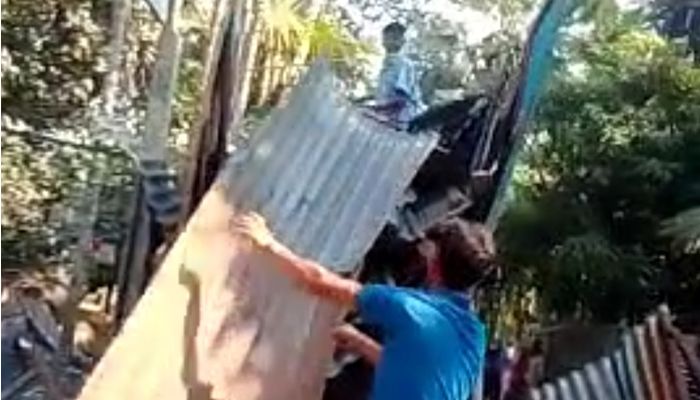 ঘর ভেঙে ট্রাকে তুলছেন কয়েকজন। ছবিটি ভিডিও থেকে নেওয়া