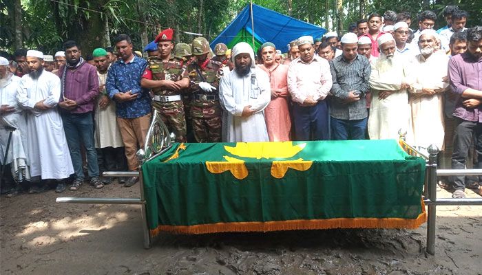 রুমায় গুলিতে নিহত সেনাসদস্য মাছুমের রাষ্ট্রীয় মর্যাদায় দাফন 