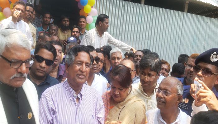 ইয়ার ফ্লো চেম্বার সিস্টেমে পেঁয়াজ সংরক্ষণাগার পরিদর্শনে কৃষিমন্ত্রী ড. আবদুর রাজ্জাক। প্রবা ফটো 