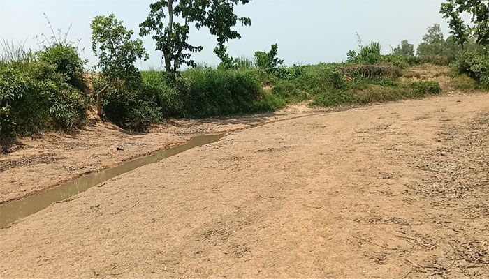 শুকিয়ে যাচ্ছে মুহুরী ও সিলোনিয়া