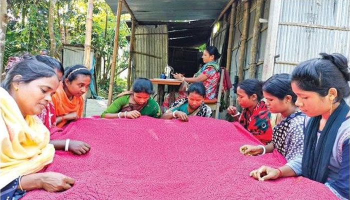 কাপড়ে নকশা তুলে ভাগ্য বদল শিল্পী বেগমের