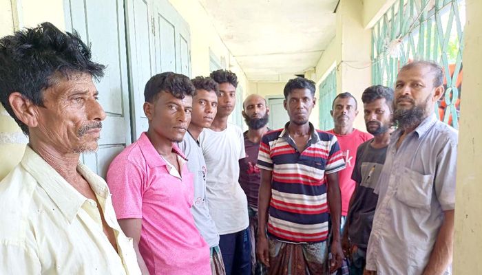 নিষেধাজ্ঞা ‘অমান্য করে’ মাছ ধরায় ৯ জেলে আটক 