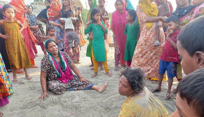 বজ্রপাতের সময় নৌকা থেকে পড়ে মাঝি নিখোঁজ