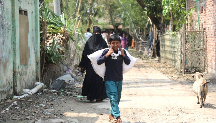 ঘূর্ণিঝড় মোখায় ক্ষতিগ্রস্তদের মাঝে ত্রাণ বিতরণ