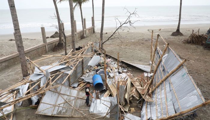 ঘূর্ণিঝড় মোখায় ক্ষতিগ্রস্তদের মাঝে ত্রাণ বিতরণ