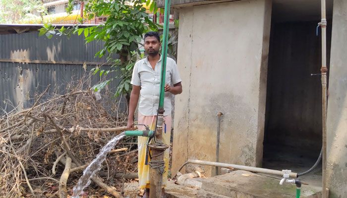 শ্রীপুরে গভীর নলকূপ থেকে বের হচ্ছে গরম পানি