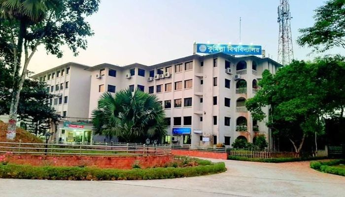 অনলাইন ক্লাস নিয়ে অসন্তুষ্ট কুবি শিক্ষার্থীরা