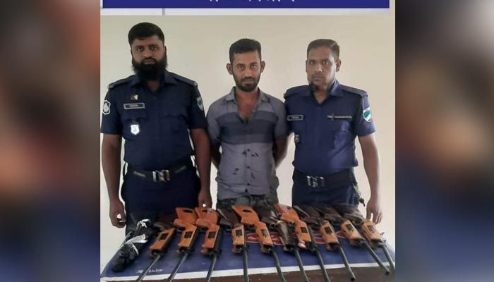 ১১টি ভারতীয় এয়ারগানসহ চোরা কারবারি গ্রেপ্তার