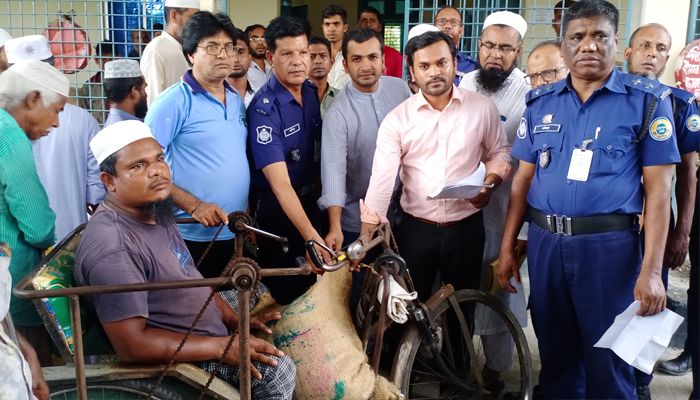  আদালত চত্ত্বরে এ চাল বিতরণ করেন বিচারকরা। প্রবা ফটো