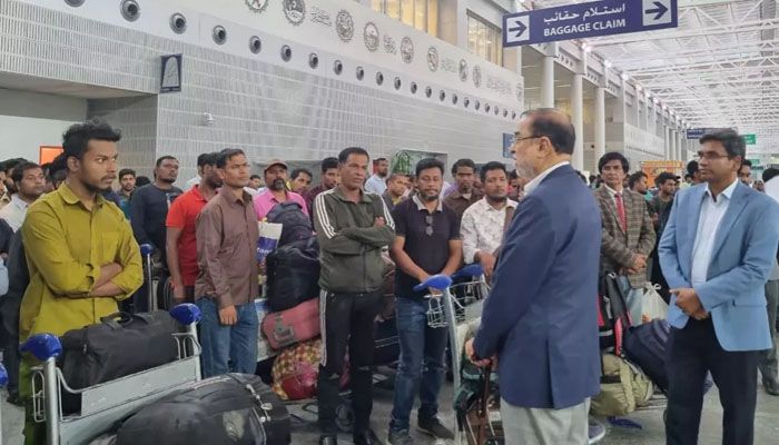 সকালে বাংলাদেশে এসে পৌঁছান ৫১ জন সুদান প্রবাসী। ছবি: সংগৃহীত