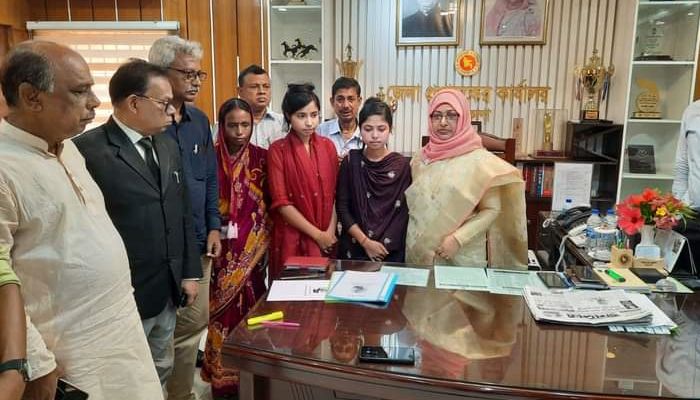 বখাটের ছুরিকাঘাতে নিহত স্কুলছাত্রীর বোনকে চাকরি দিলেন জেলা প্রশাসক 