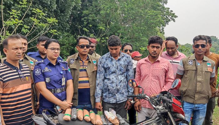 চুয়াডাঙ্গায় ১১ কেজি রুপাসহ দুই চোরাকারবারী আটক 