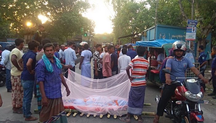সেতুর টোল চাওয়ায় হাতাহাতি, মরদেহ নিয়ে সড়ক অবরোধ