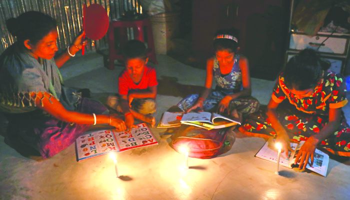 হরিজন পল্লীতে মোমবাতিই ভরসা
