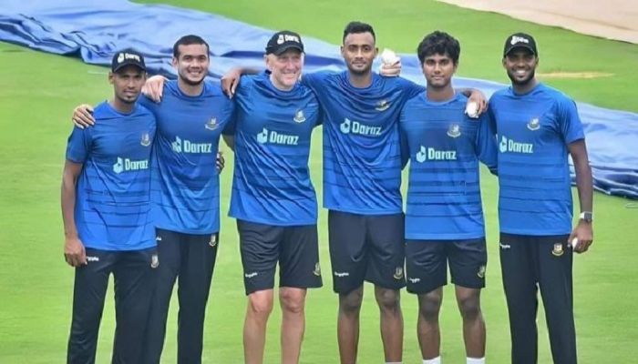 পেসাররা মাথা উঁচু করে দাঁড়িয়েছে