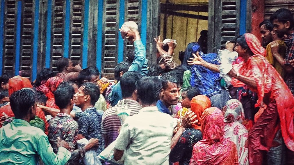 ছুড়ে দেওয়া মাংস নিতে কাড়াকাড়ি