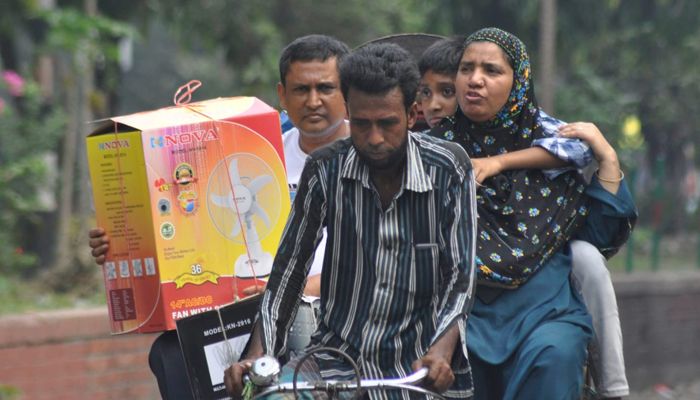 প্রচণ্ড গরমে জনজীবনে হাসঁফাঁস