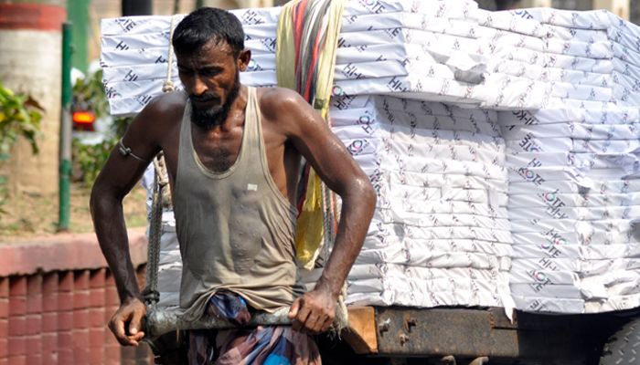 প্রচণ্ড গরমে জনজীবনে হাসঁফাঁস