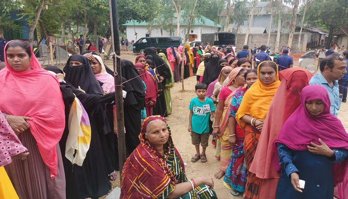পাঁচ ঘণ্টায় ৪০ শতাংশের বেশি ভোট পড়েছে তালোড়া পৌর নির্বাচনে