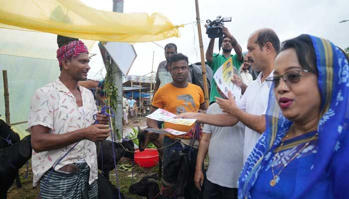উত্তরা দিয়াবাড়ী এলাকায় পশুর হাট পরিদর্শনে যান মেয়র আতিকুল ইসলাম। প্রবা ফটো 
