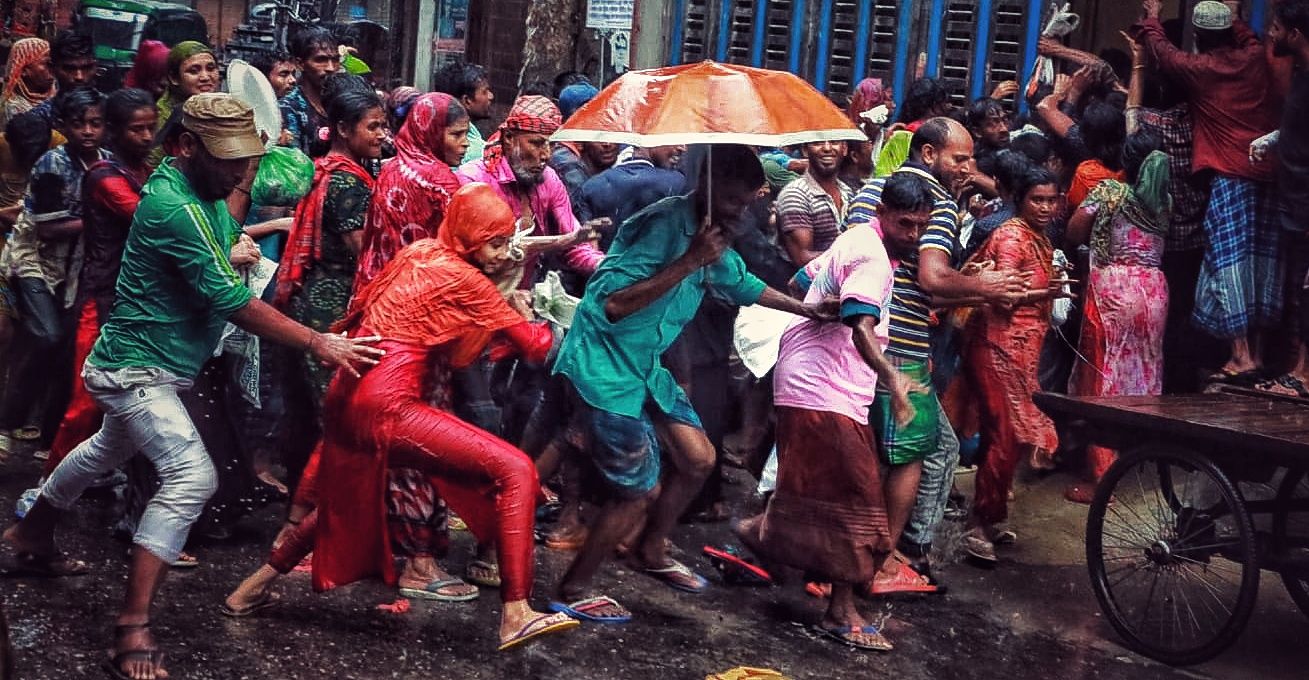 ছুড়ে দেওয়া মাংস নিতে কাড়াকাড়ি