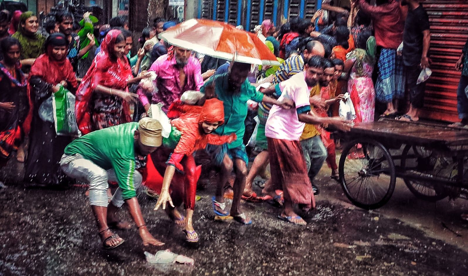 ছুড়ে দেওয়া মাংস নিতে কাড়াকাড়ি