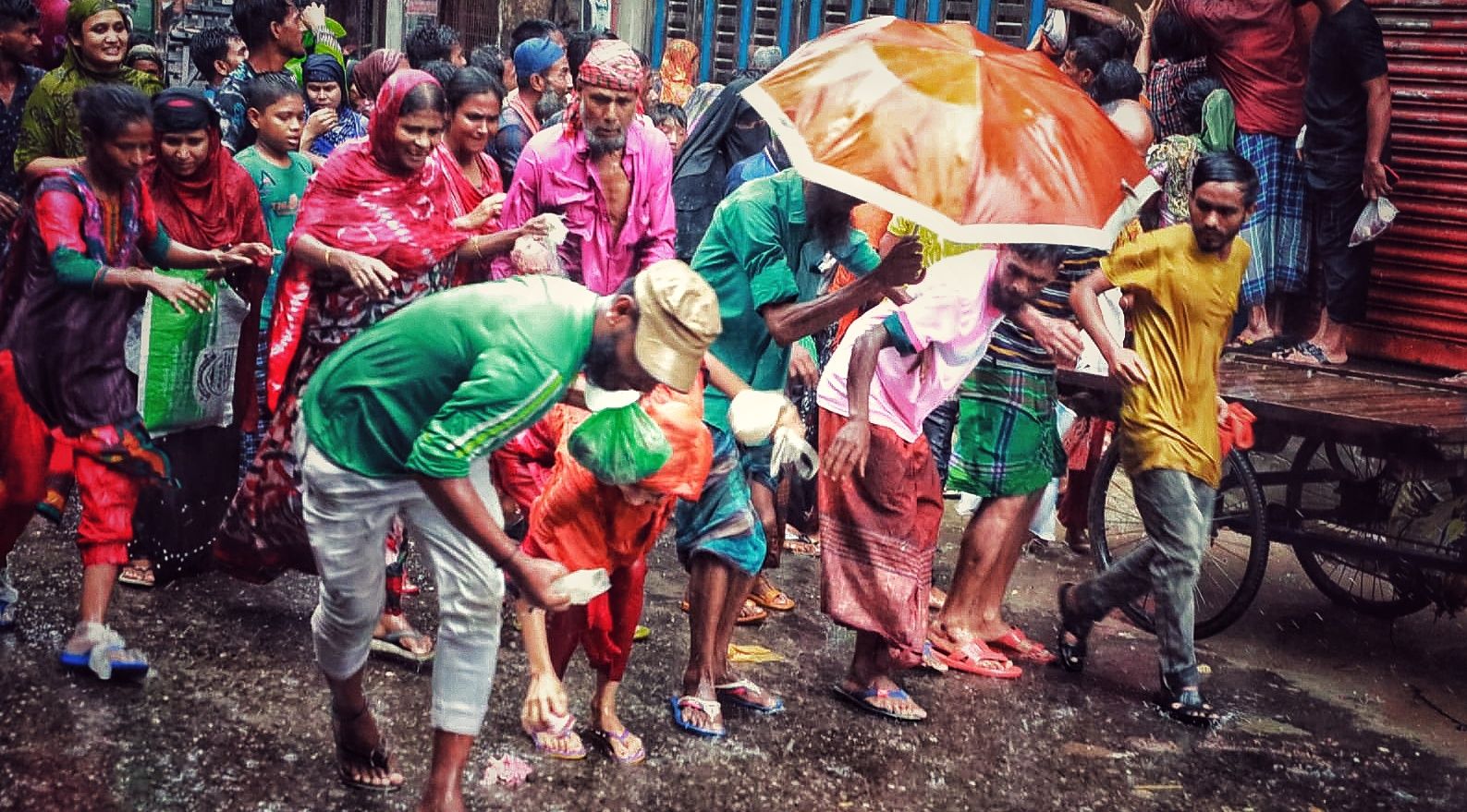 ছুড়ে দেওয়া মাংস নিতে কাড়াকাড়ি