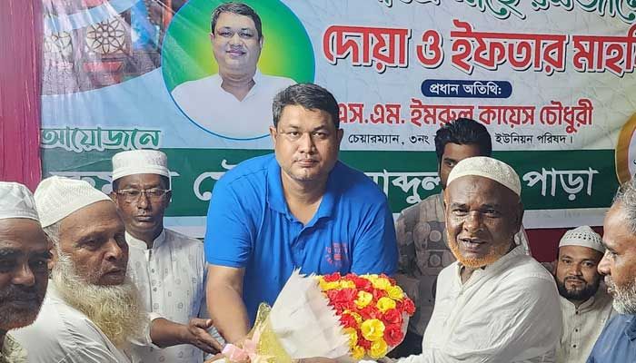 হলদিয়াপালং ইউপি চেয়ারম্যান ইমরুল কায়েস চৌধুরী (মাঝে)। ছবি : সংগৃহীত 