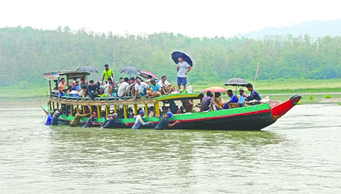 নৌকা ঠেলে মানবসেবা 