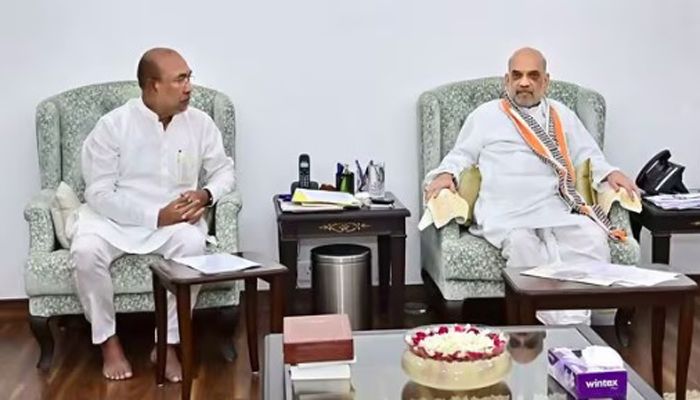 স্বরাষ্ট্রমন্ত্রী অমিত শাহের সঙ্গে দিল্লিতে কথা বলছেন মণিপুরের মুখ্যমন্ত্রী এন বীরেন শাহ। ছবি : সংগৃহীত