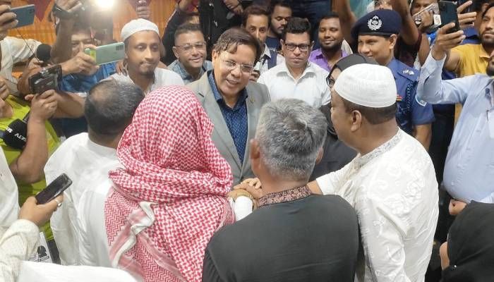 হাতে হাত রেখে মেয়রপ্রার্থীদের ওয়াদা করালেন নির্বাচন কমিশনার আহসান হাবিব