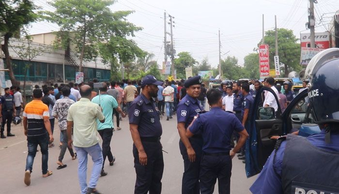 পাবনায় বিএনপি নেতাকর্মীদের ওপর হামলার ঘটনায় শহরজুড়ে ব্যাপক উত্তেজনা দেখা দেয়। প্রবা ফটো