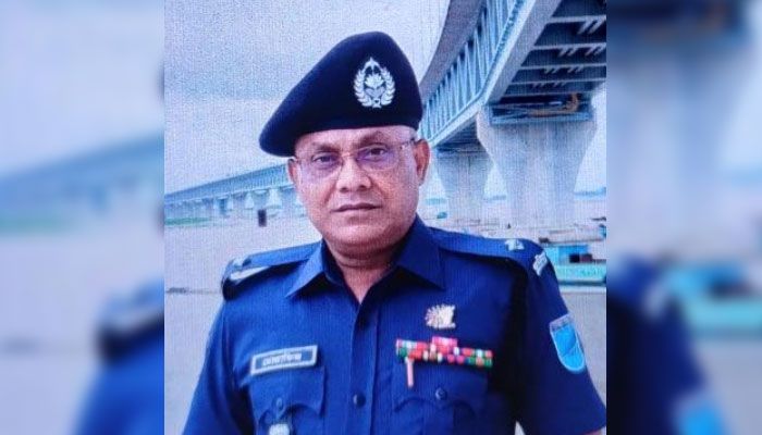 পদ্মা সেতু দক্ষিণ থানার ভারপ্রাপ্ত কর্মকর্তা (ওসি) শেখ মোস্তাফিজুর রহমান।  প্রবা ফটো