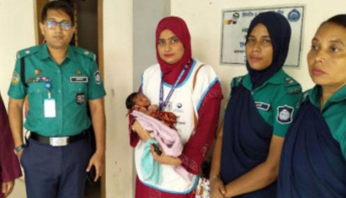 বরিশাল নগরের বটতলা এলাকায় বায়তুল মামুর জামে মসজিদের দোতলা থেকে এক নবজাতক উদ্ধার করেছে পুলিশ।  প্রবা ফটো