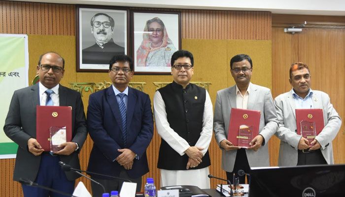 বুধবার জনপ্রশাসন মন্ত্রণালয়ের সম্মেলন কক্ষে জনপ্রশাসন মন্ত্রণালয় ও সংযুক্ত দপ্তর/সংস্থার ২০২৩-২৪ অর্থবছরের বার্ষিক কর্ম সম্পাদন চুক্তি স্বাক্ষর এবং ২০২১-২২ অর্থবছরের এপিএ বাস্তবায়নে সম্মাননা প্রদান অনুষ্ঠান। প্রবা ফটো