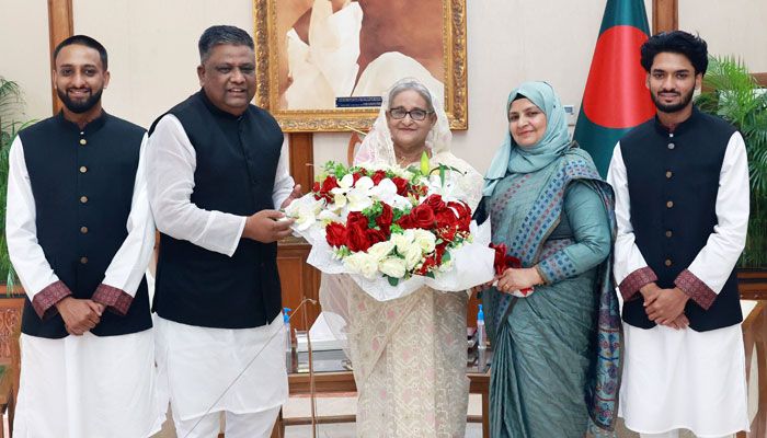 প্রধানমন্ত্রীর সঙ্গে সপরিবারে সিলেটের নব-নির্বাচিত মেয়রের সাক্ষাৎ