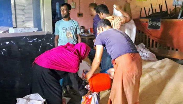 ভিজিএফের চাল ওজনে কম দেওয়ার অভিযোগ