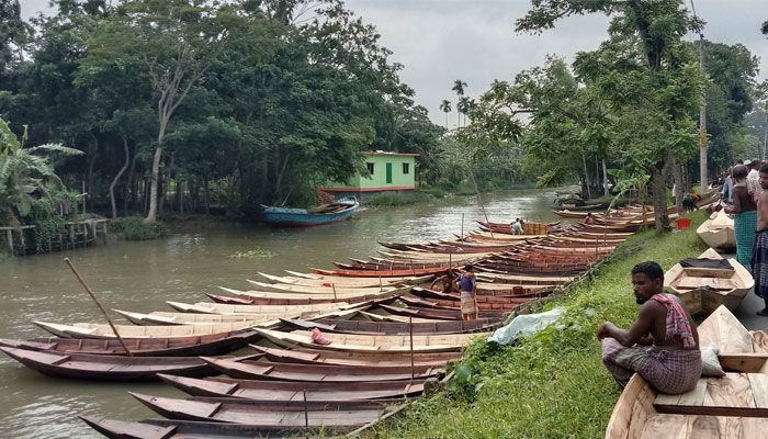 শত বছরের পুরোনো নৌকার হাট