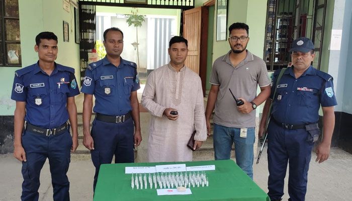 আসামি ধরতে গিয়ে বাধা, ইউপি সদস্যসহ গ্রেপ্তার ২
