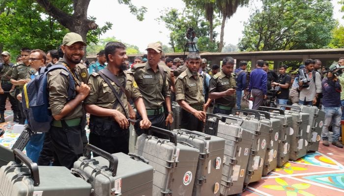 কেন্দ্রে কেন্দ্রে ইভিএম, রাত পোহালেই ভোট