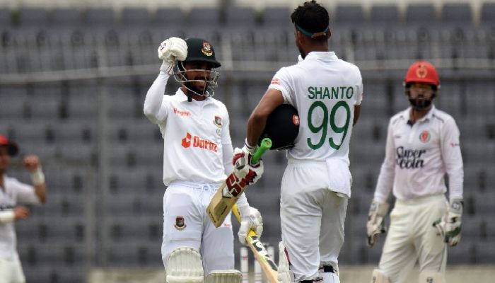 ঢাকা টেস্টে বাংলাদেশের দুই সাফল্যের রূপকার নাজমুল হোসেন শান্ত ও মুমিনুল হক। টানা দুই শতক হাঁকানো শান্ত অভিনন্দন জানাচ্ছেন ২৬ মাস পর সেঞ্চুরির দেখা পাওয়া মুমিনুলকে। গতকাল মিরপুরের শেরেবাংলা জাতীয় স্টেডিয়ামে - আ. ই. আলিম

