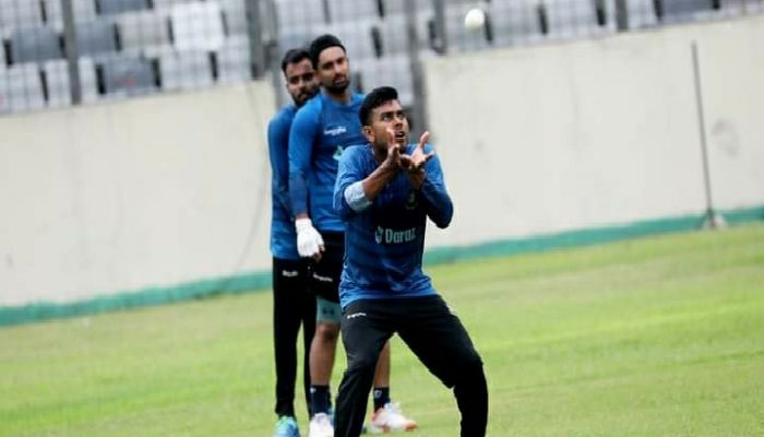 ফিল্ডিংও এগোচ্ছে সমানতালে