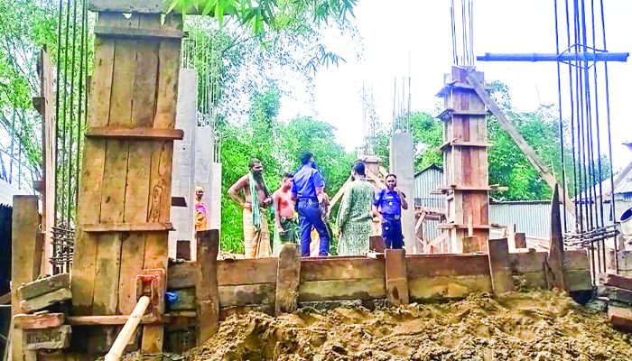 স্কুলশিক্ষকের জায়গা দখল করে ঘর নির্মাণ