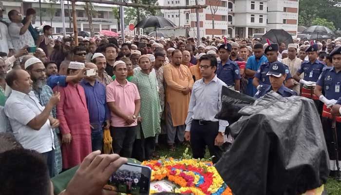 শ্রদ্ধা-ভালোবাসায় মায়ের কবরের পাশে সমাহিত সিরাজুল আলম খান