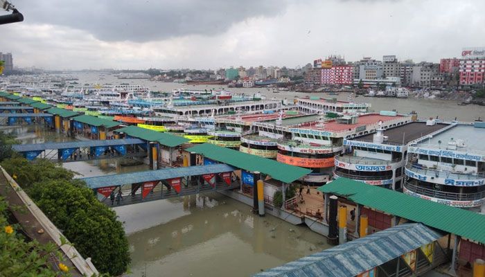 সদরঘাটে চাপ নেই ঘরমুখো মানুষের