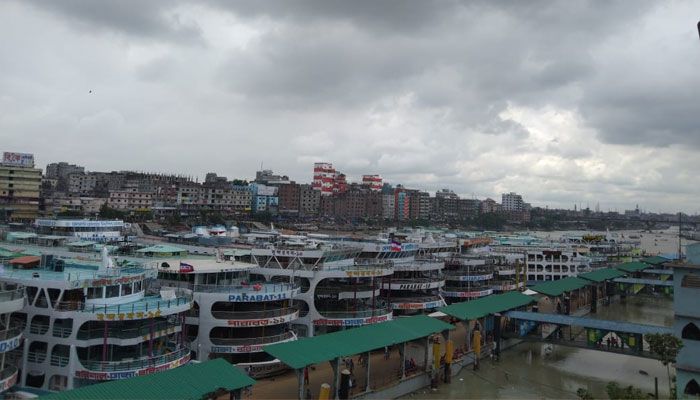 সদরঘাটে চাপ নেই ঘরমুখো মানুষের