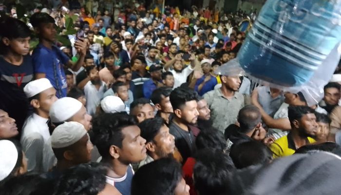 ফেসবুক পোস্ট ঘিরে মিরপুরে পুলিশের সঙ্গে স্থানীয়দের সংঘর্ষ