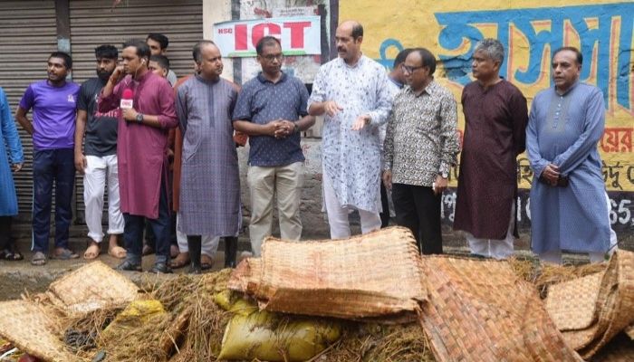 দুপুরে ডিএনসিসির বর্জ্য ব্যবস্থাপনা কার্যক্রম তদারকি করেন মেয়র আতিকুল ইসলাম। প্রবা ফটো