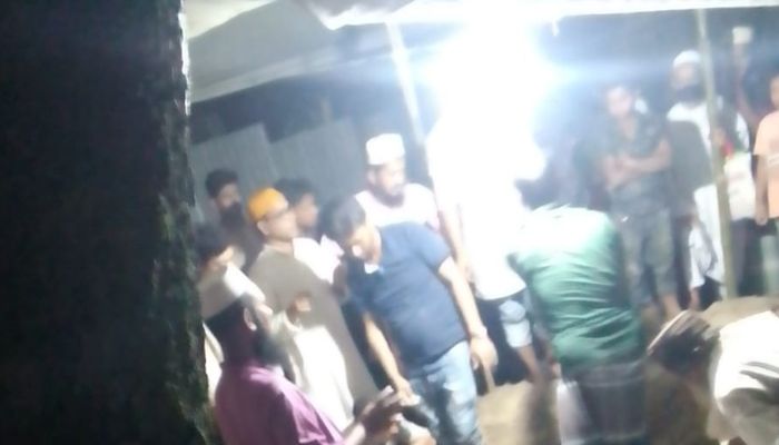 বাবার কবরের পাশে আঁখি ও নবজাতককে দাফন