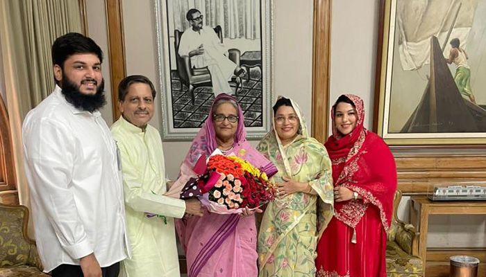 সপরিবারে প্রধানমন্ত্রীর সঙ্গে সাক্ষাৎ বরিশালের নবনির্বাচিত মেয়রের  